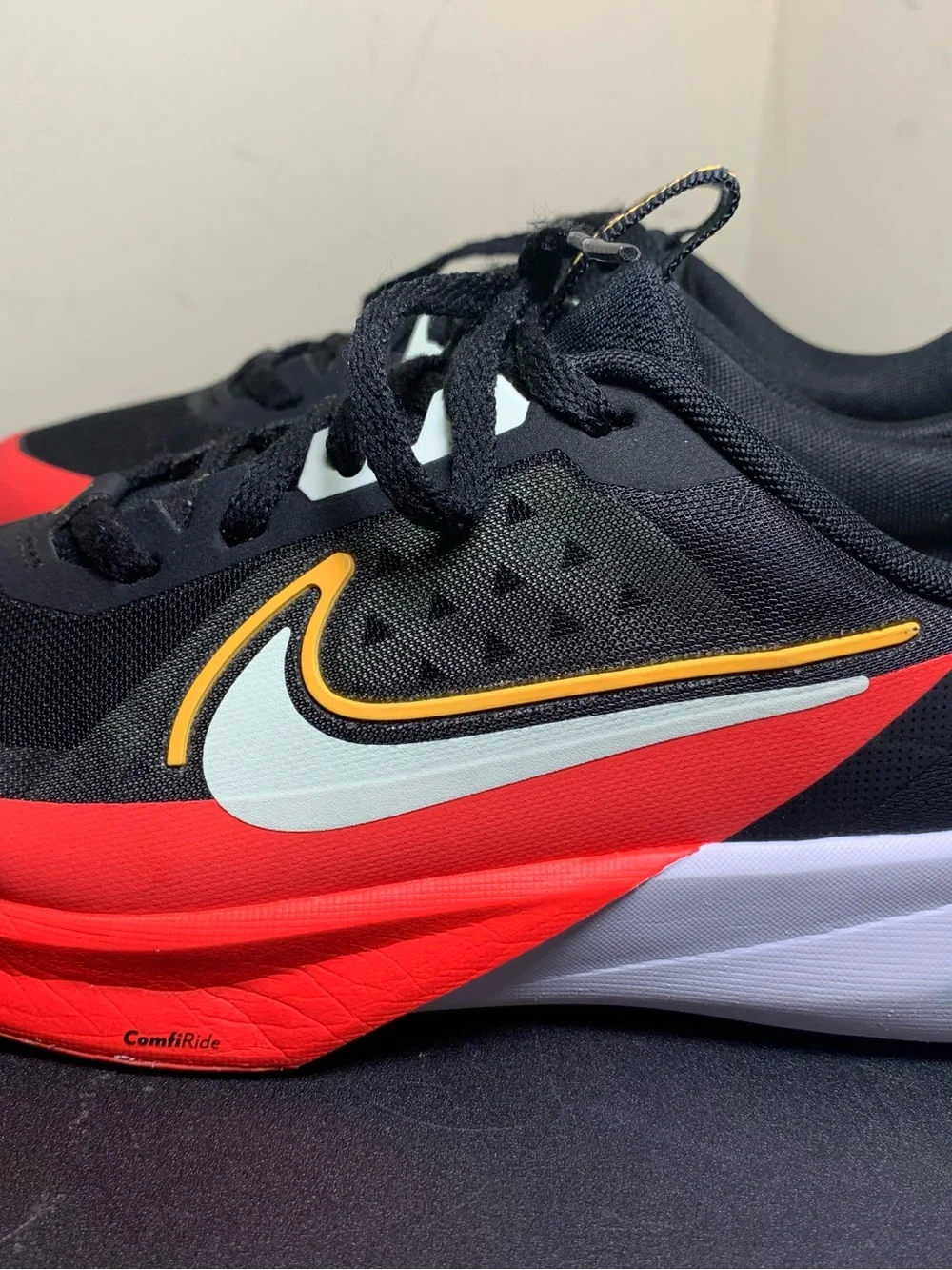 Boys Nike Sonic Fly Sneakers (Size 5Y US) Good Condition